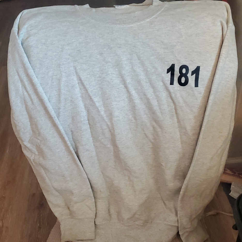 Gildan Heavy Blend Crewneck Sweatshirt in Light Gray with Navy Tag Print